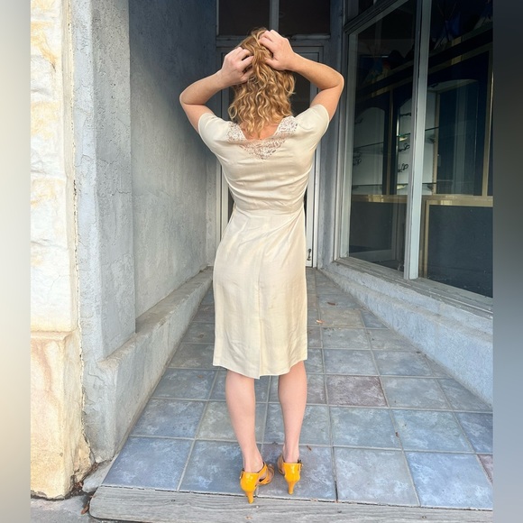 ✨ 1940s Silk V-Neck Shift Dress w/ Beaded Lace Trim - Picture 9 of 13